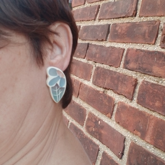 Vintage MOP earrings - Picture 5 of 5